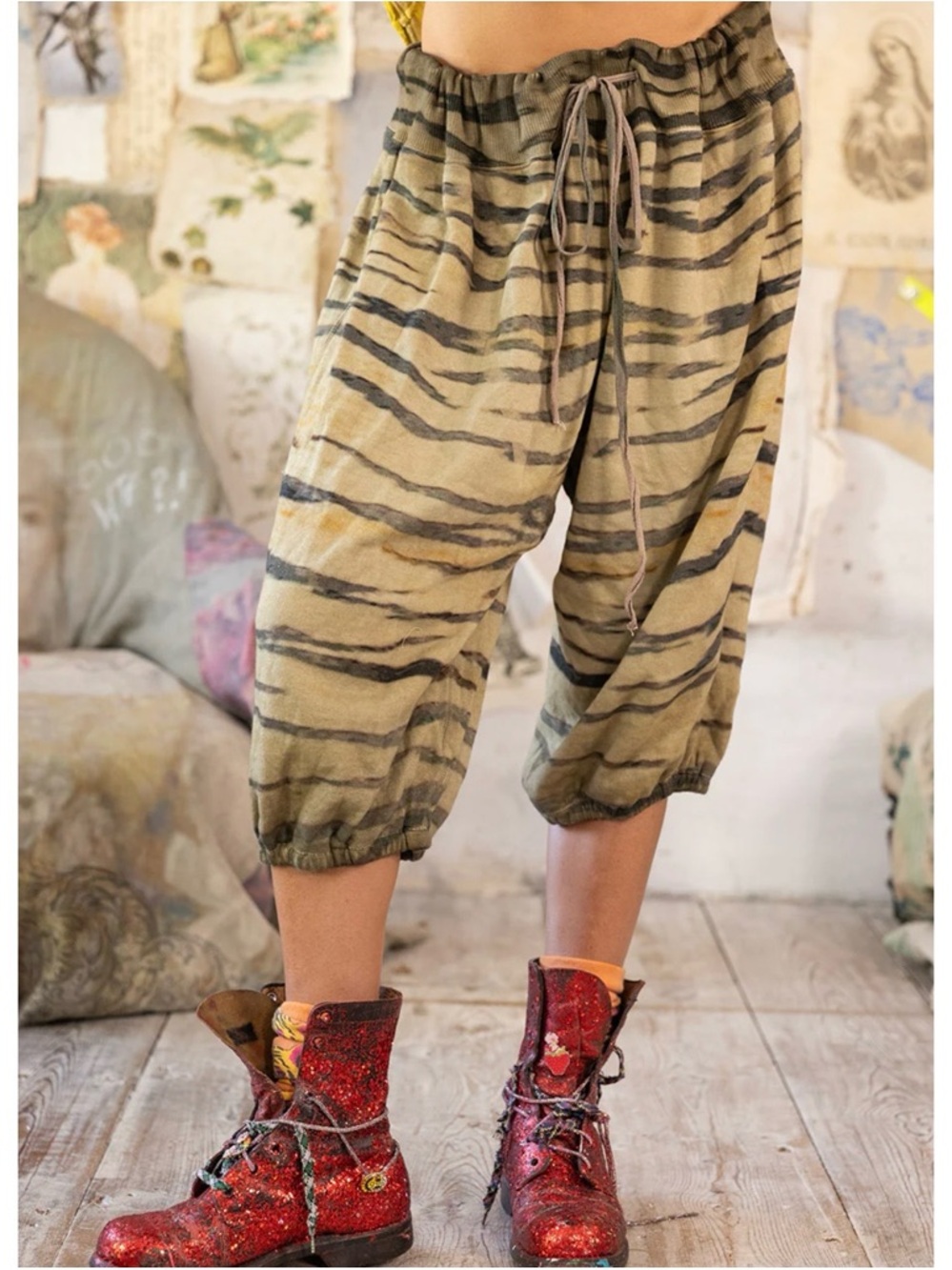 NWT Magnolia Pearl Tiger Capri La Jolla Joggers